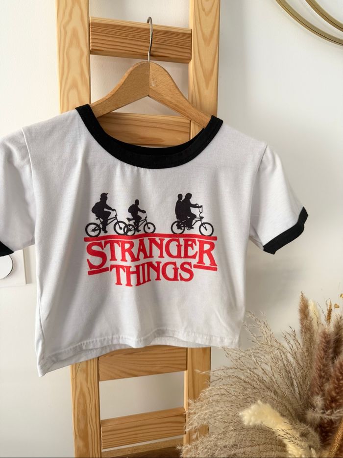 Crop top blanc avec inscription Stranger things taille M - photo numéro 2