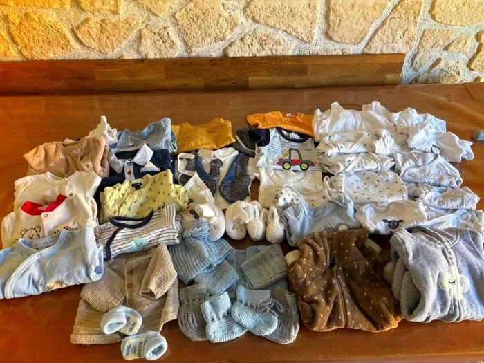 Jolie lot de 33 pièces garçon 1 mois en très bon état