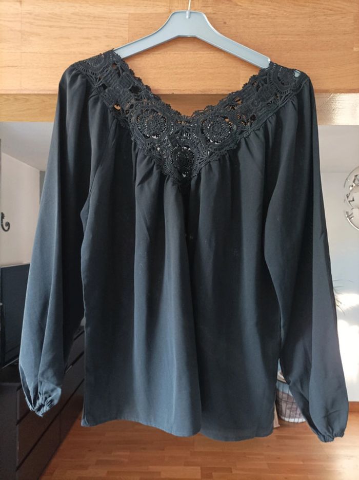 Blouse encolure dentelle