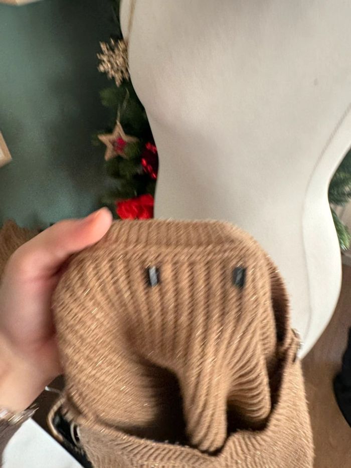 Pull en maille beige doré taille S/M boutons dorés sur l’épaule - photo numéro 4