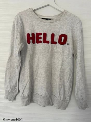 Sweat blanc crème avec écritures rouges "Hello" à manches longues