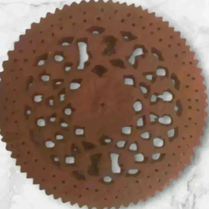 Broche marron – Légèrement abîmée –