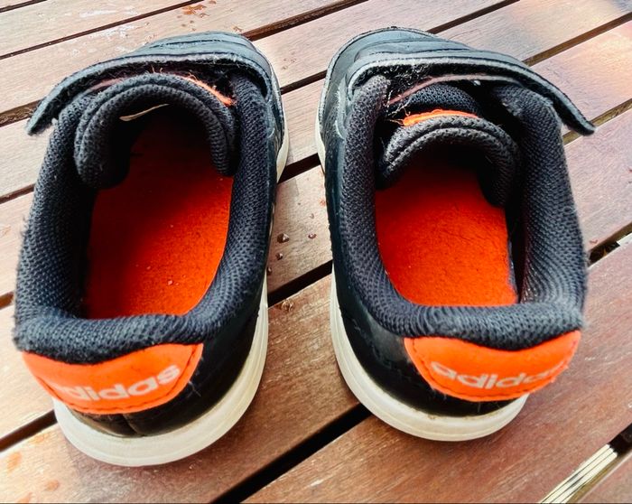 👟 Baskets Adidas bébé taille 21 en très bon état - photo numéro 3