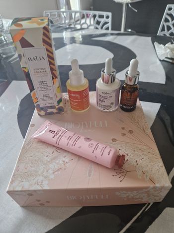 Lot produits de beauté visage et corps Biotyfull box blissim prescription lab glowria