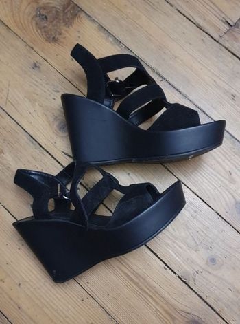 Chaussures à grands talons ouvertes noires cuir