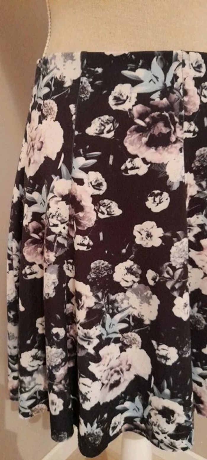 Jupe courte patineuse noire et fleurs pastels. Mim. T. 38 - photo numéro 3