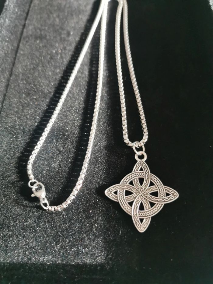 Collier et pendentif spirituel noeud de sorcière