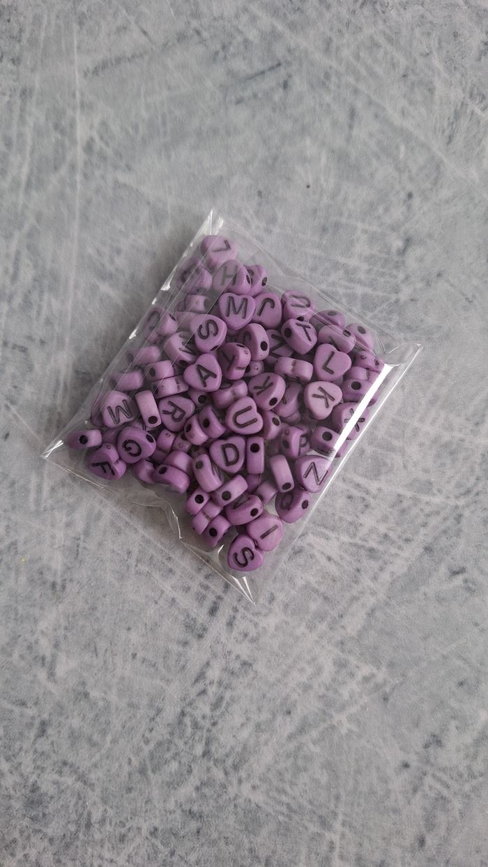 Perles violettes forme coeur lettres noires