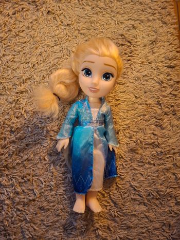 Poupée Disney la reine des neiges