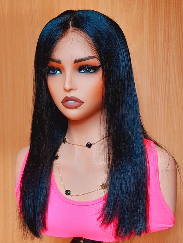 Perruque HD Lace Frontal 13x4 18 pouces  Lisse naturelle  Effet cuir chevelu.1 bracelet offert.