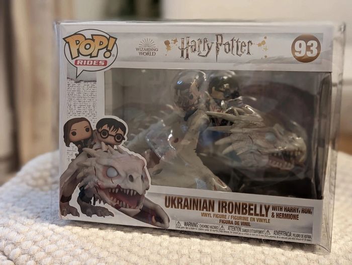 Funko Pop! Harry Potter 93 Harry, Hermione & Ron sur Dragon de Gringotts sous protection sleeve