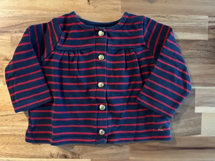 Veste bleue et rouge à pressions dorées