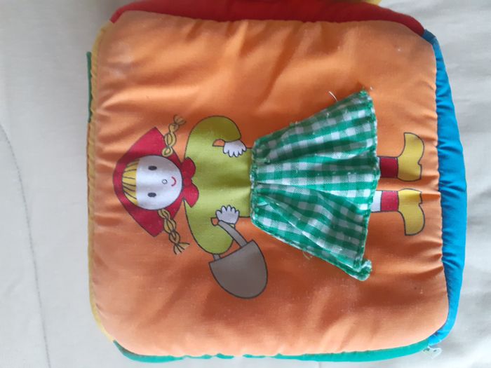 Peluche ou Cube d'activité en forme de maison en tissu à toucher - jeu d'éveil