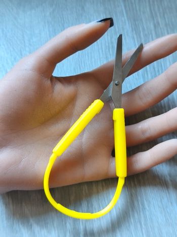 Ciseaux à boucle jaune