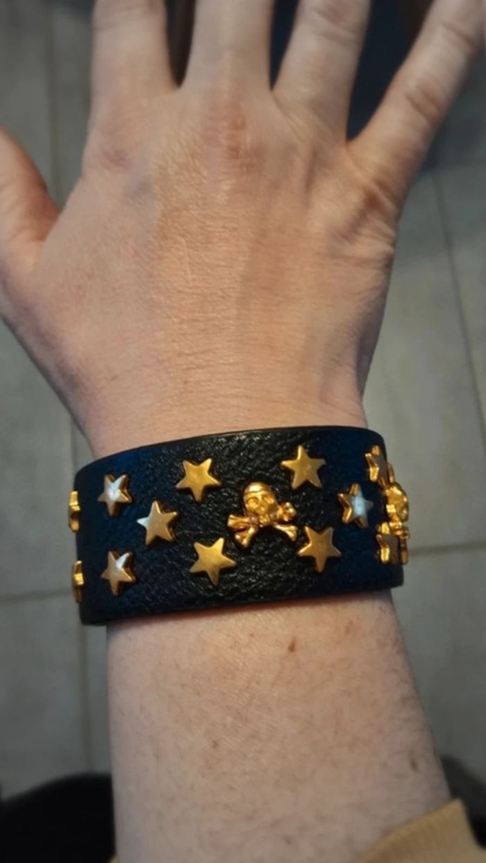 Bracelet noir pression avec étoiles et tête de mort doré - photo numéro 2