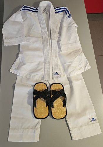 Ensemble de judo Adidas + claquettes Zoories– Taille 120-130 cm