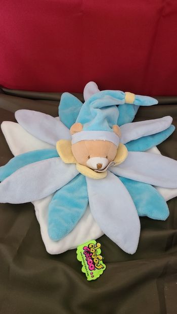 DOUDOU ET COMPAGNIE - Ours bleu pastel blanc pétales Tatoo
