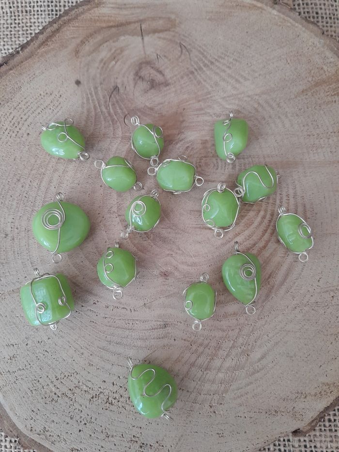 Lot de 15 perles vertes en verre et fils de fer