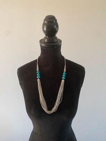 Collier en métal argenté et pierres naturelles turquoise