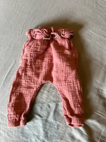 🌸 Pantalon bébé 9M – Gaze de coton rose