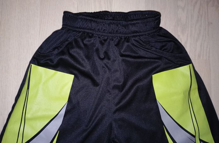 Short en nylon noir et vert 
T. 8 ans - photo numéro 2