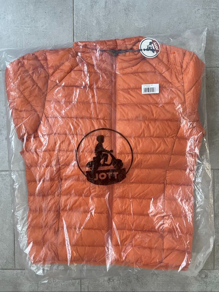 Doudoune JOTT Taille S NEUVE - photo numéro 2