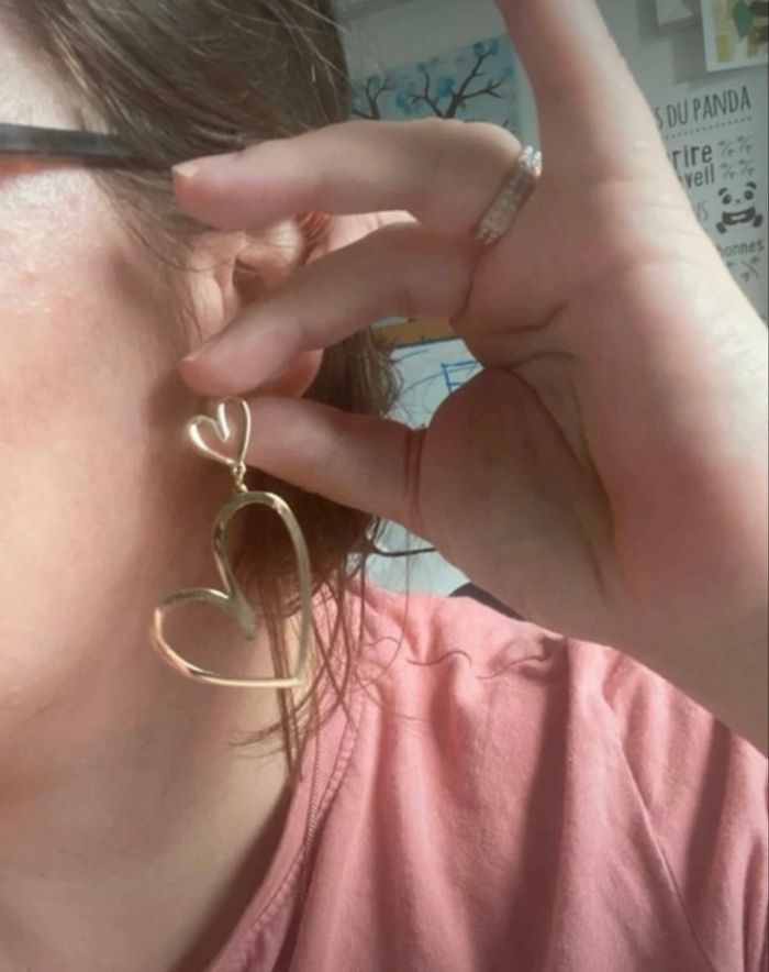 Boucles d’oreilles pendantes NEUVES pour femme forme de coeurs 💛 couleur doré