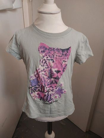 Tee-shirt vert clair avec panthère en motif Taille 6 ans
