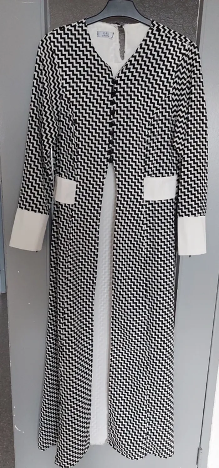 Robe en tailleur blanc et noir