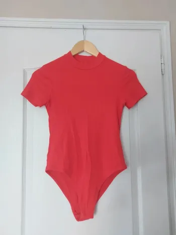 Magnifique bodie manches courtes rouge