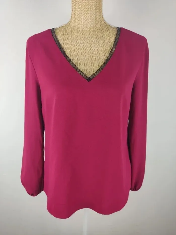Blouse manches longues rouge framboise col V dentelle noire taille L I.Code