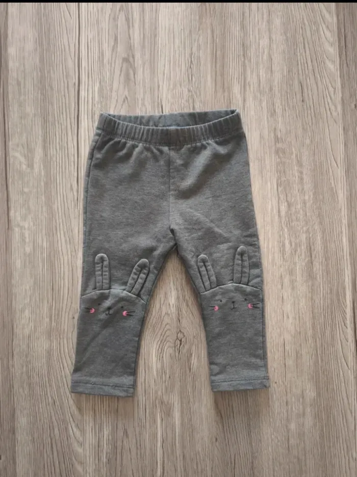 Pantalon gris souple en molleton Lapins sur les genoux