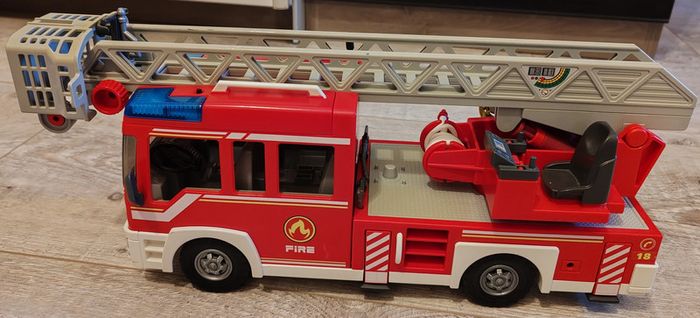 camion grande échelle pompier Playmobil - photo numéro 2