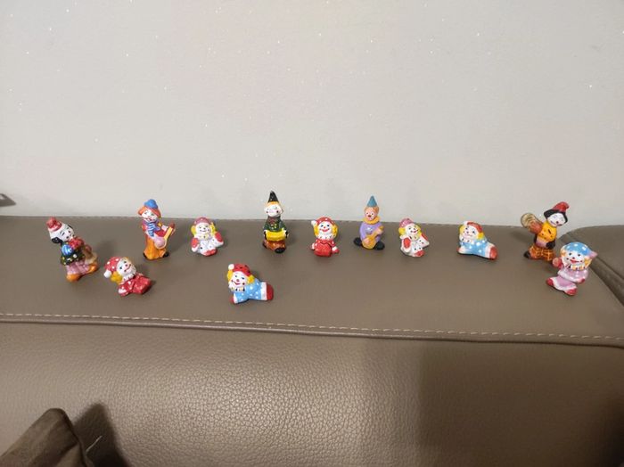 Lot 12 figurines clown