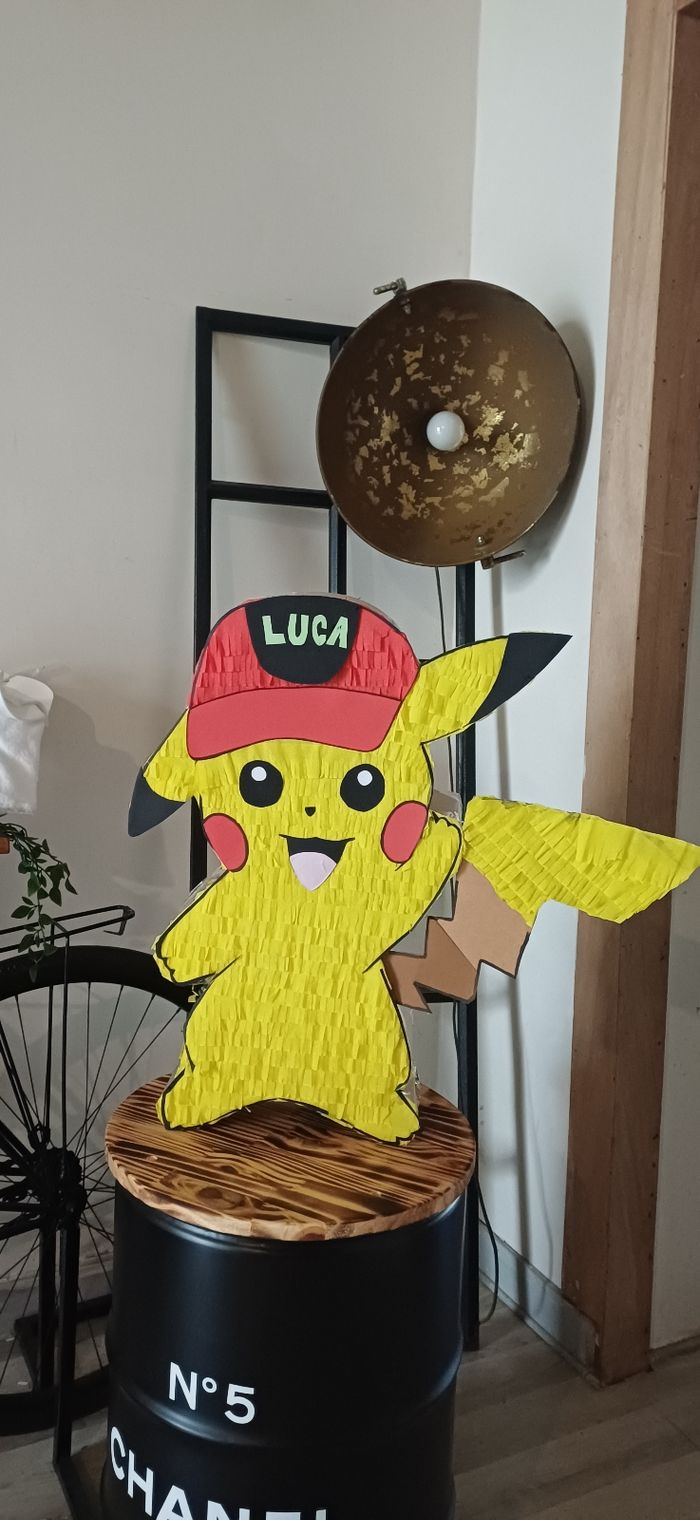 Pinatas XL pikatchu pokemon anniversaire personnalisé