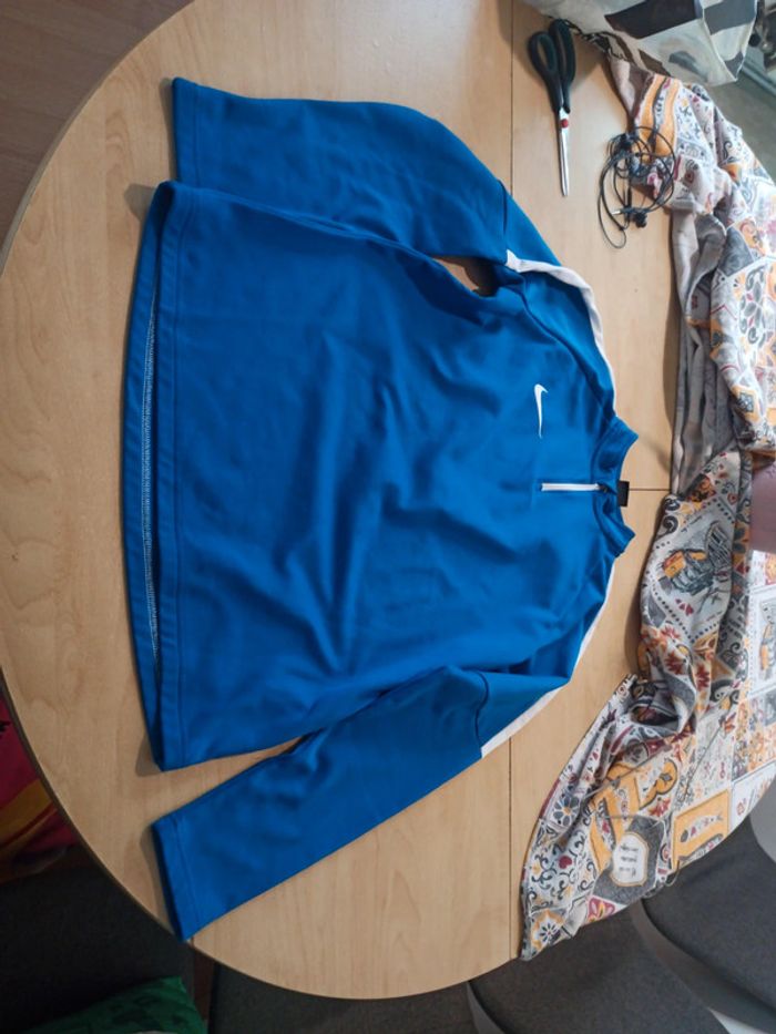 Pull Nike taille 15 ans