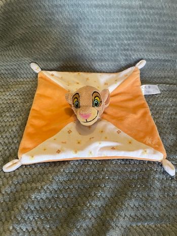 Doudou plat Nala Roi Lion orange blanc fleurs Disney Simba Toys