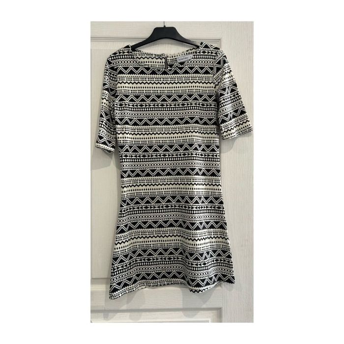 Robe noire et blanche