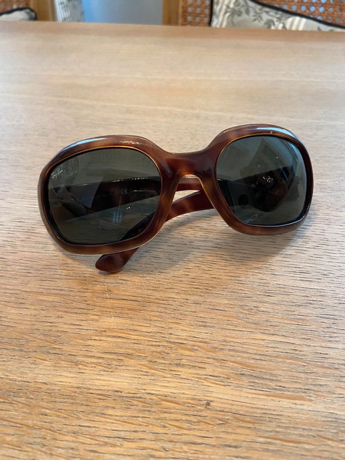 Paire de lunettes de soleil Ray-Ban brun foncé écaille modèle RB 4062 642/71