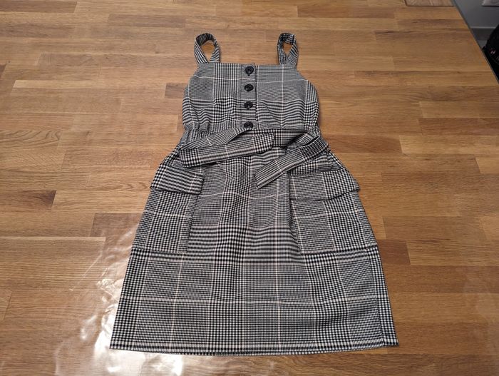 Robe fille 8-9 ans effet rétro très bon état , 134 cm
C&A - photo numéro 2