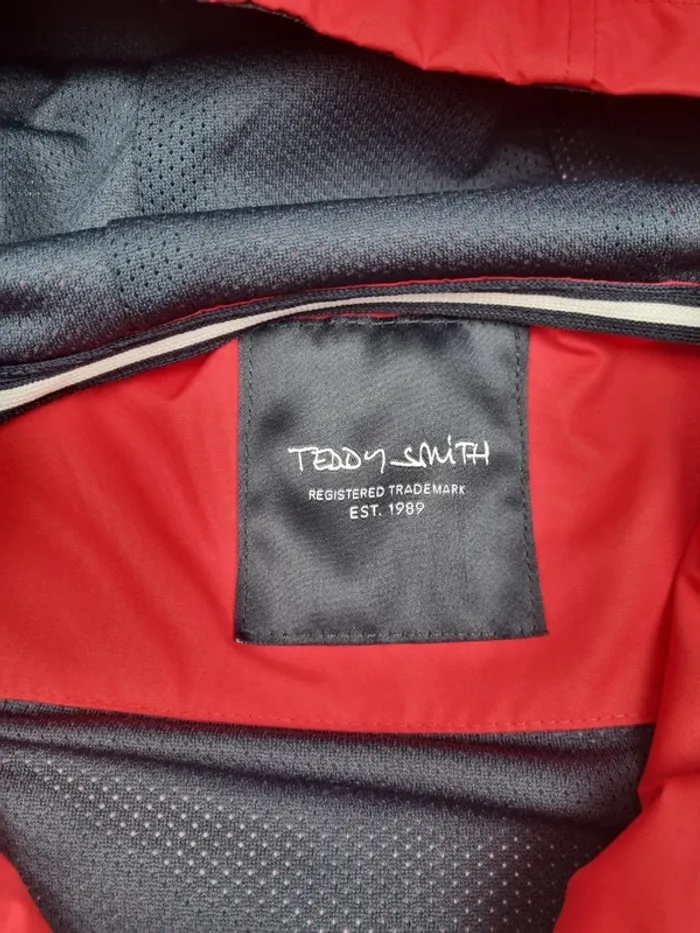 Imperméable Teddy Smith rouge, blanc et bleu – Taille S Homme (taille petit, mesures en photos) - photo numéro 4
