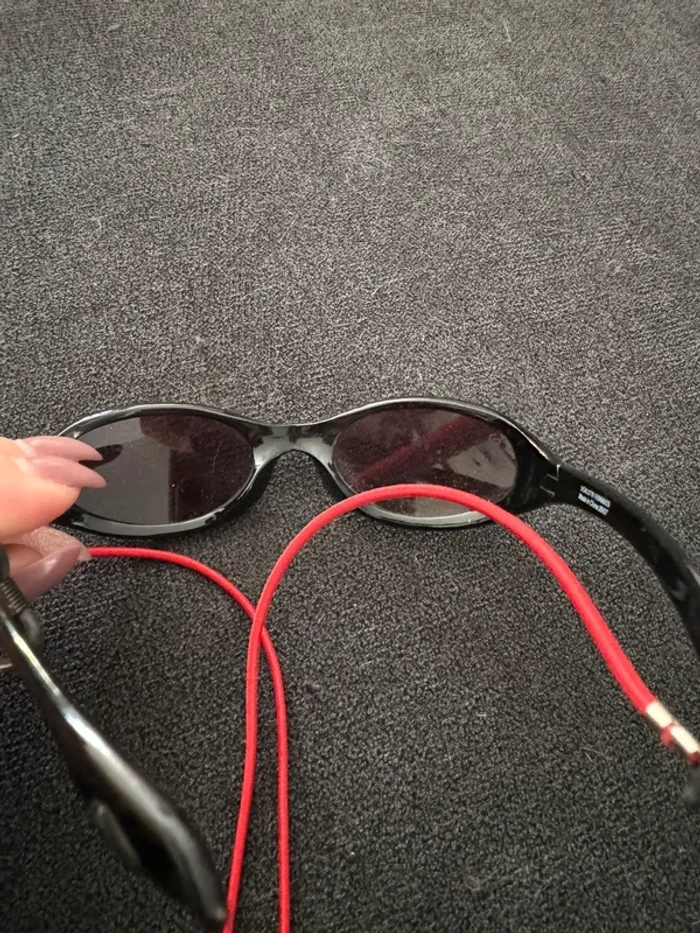 Lunettes de soleil noires pour enfant avec cordon rouge décathlon - photo numéro 6
