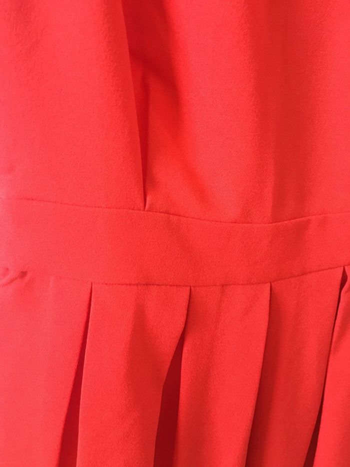 Jolie petite robe courte rouge dos nu - photo numéro 4