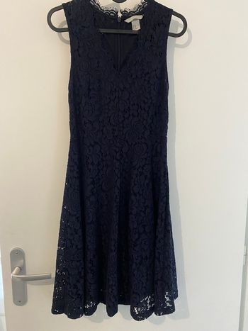 Robe élégante détail dentelle en parfait état