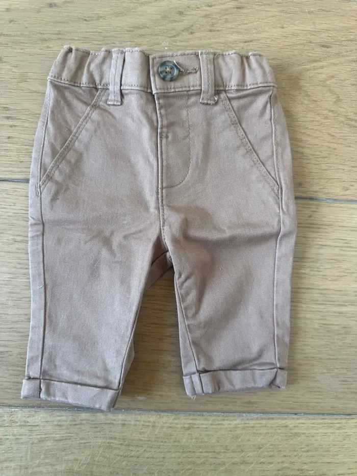 Ensemble bébé garçon 1 mois – Dino + pantalon camel – Très bon état - photo numéro 6