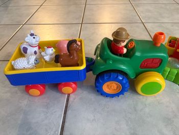 Ferme avec tracteur qui avance