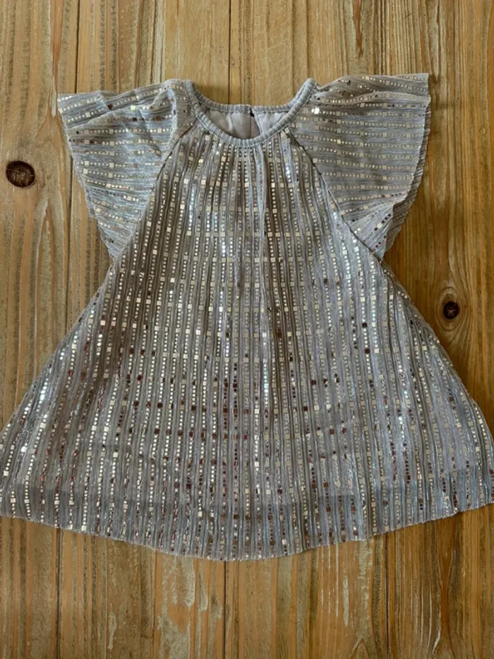 Robe beige et dorée