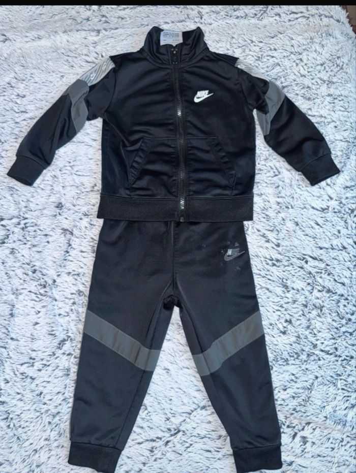Ensemble jogging noir Nike bebe 18 mois bon état