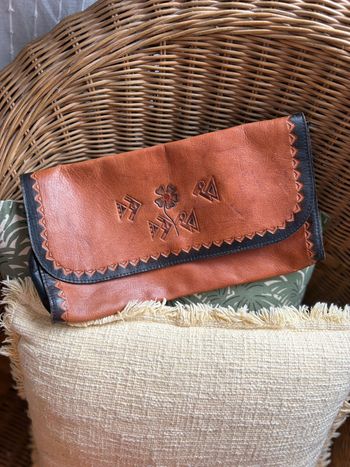 Pochette en cuir - à motif fleuris - fabrication artisanale - en très bon état