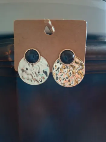 Boucles d'oreilles pendantes style bohème en métal doré et pierre noire